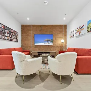 https://majestic-3-bedrooms-3-baths-sleep-10-aaa-location.hotels-in-montreal.org