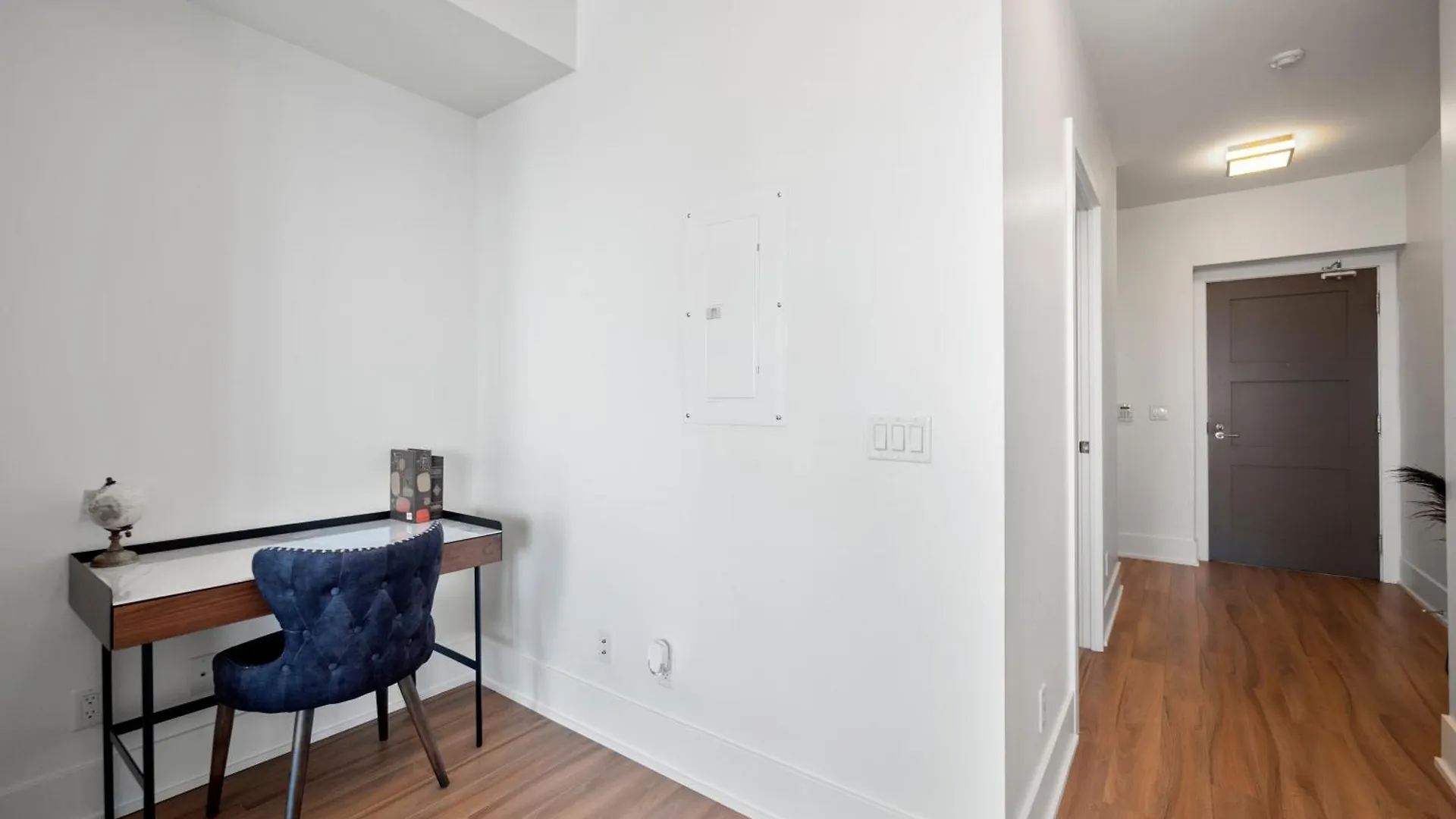 Stylish One Bedroom Suite - Entertainment District Toronto Apartment