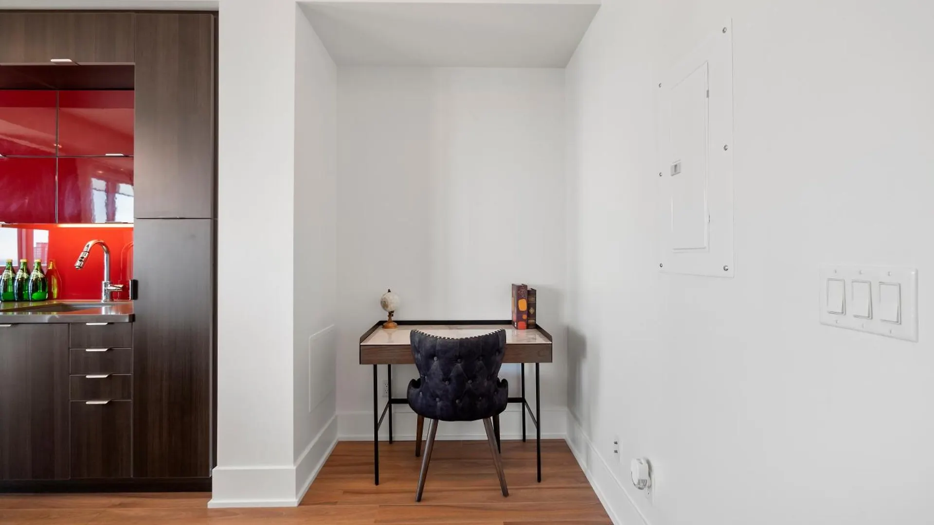 Stylish One Bedroom Suite - Entertainment District Toronto Apartment