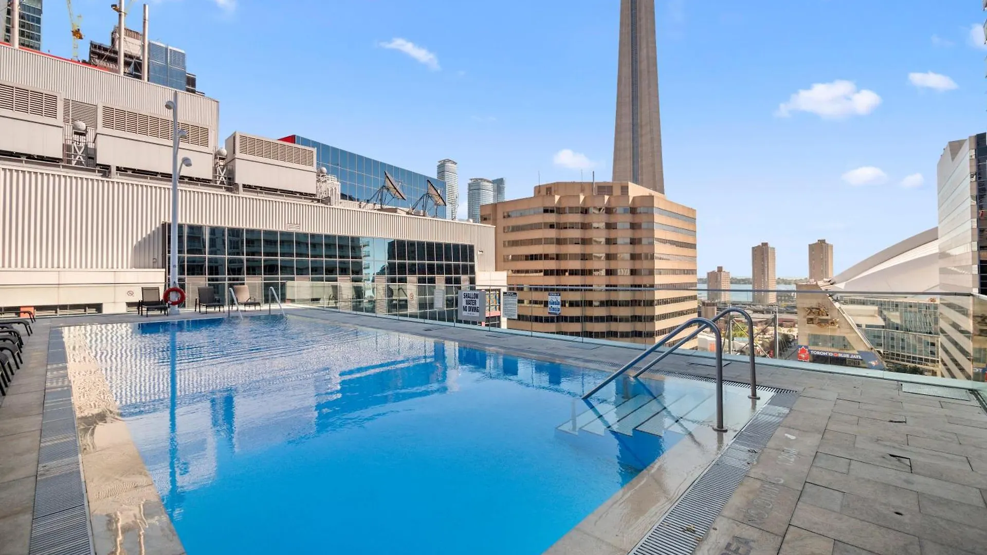 Stylish One Bedroom Suite - Entertainment District Toronto Canada