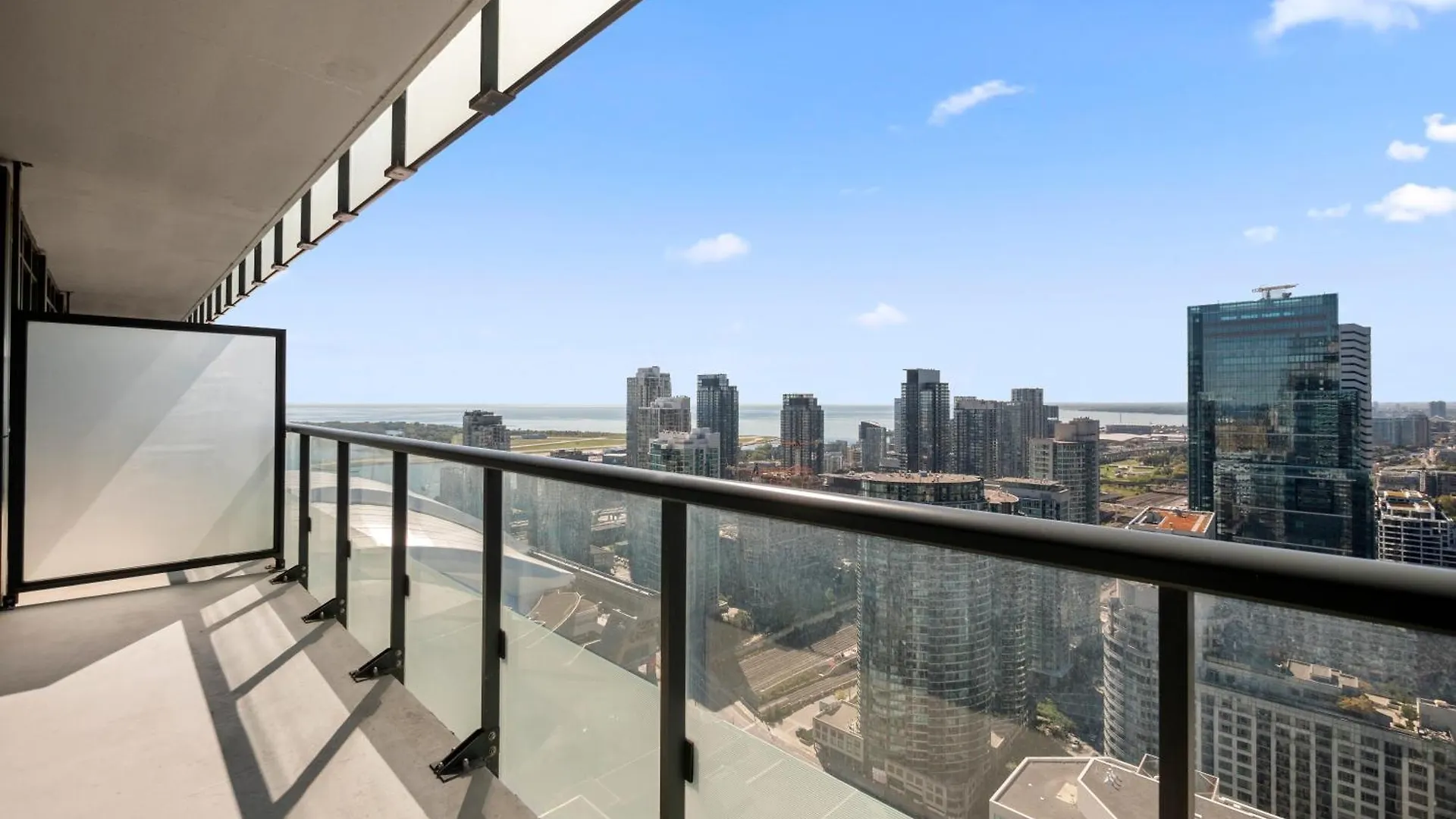 Stylish One Bedroom Suite - Entertainment District Toronto Apartment